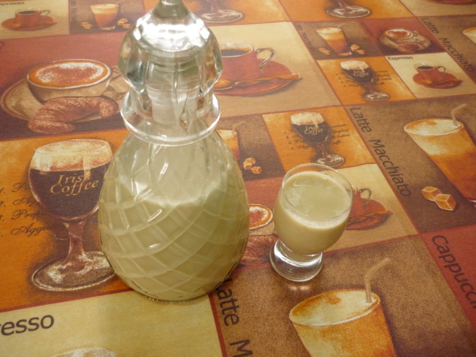 Сливочный ликер в рюмке