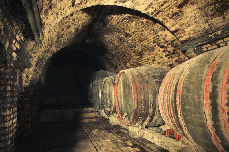 Типичный погреб для выдержки кальвадоса с типичными бочками.