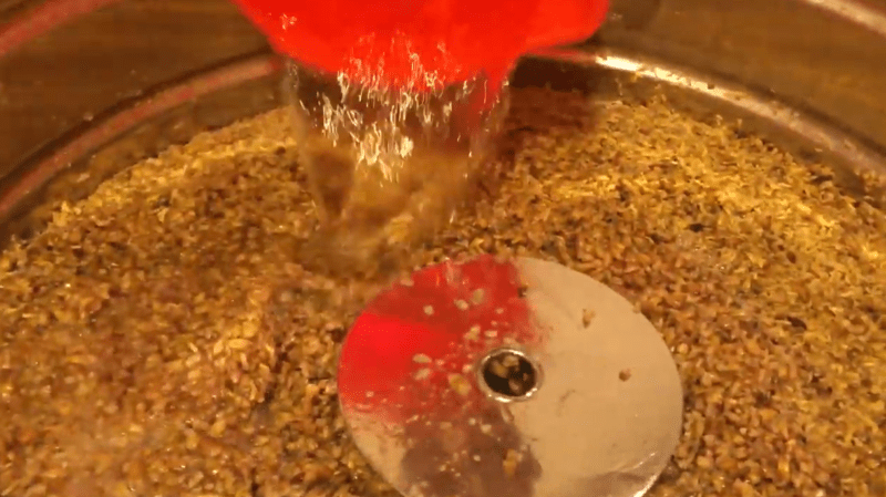 Отделение зерна от сусла и промывка солода перед добавлением дрожжей.