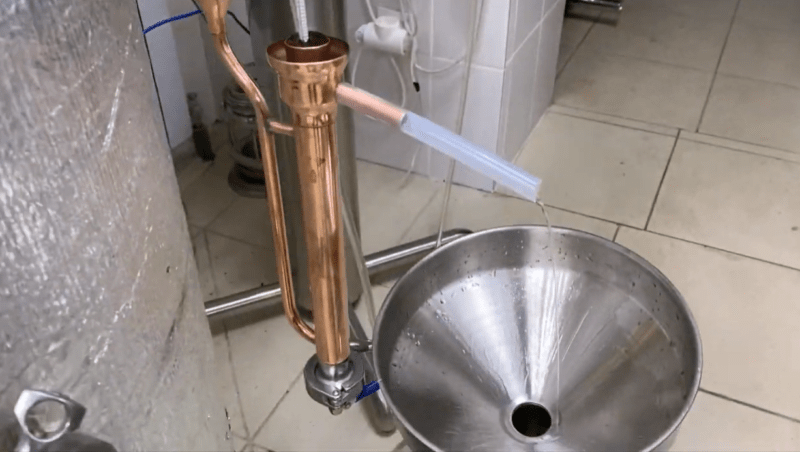 Ячменный самогон перед выдержкой его в дубовых бочках или стружке.