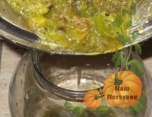 переливание-измельченного-крыжовника-в-банку