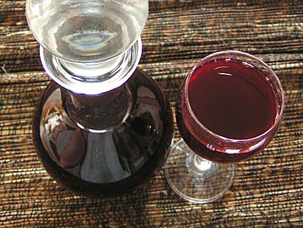 сливовый ликер в стакане и графине