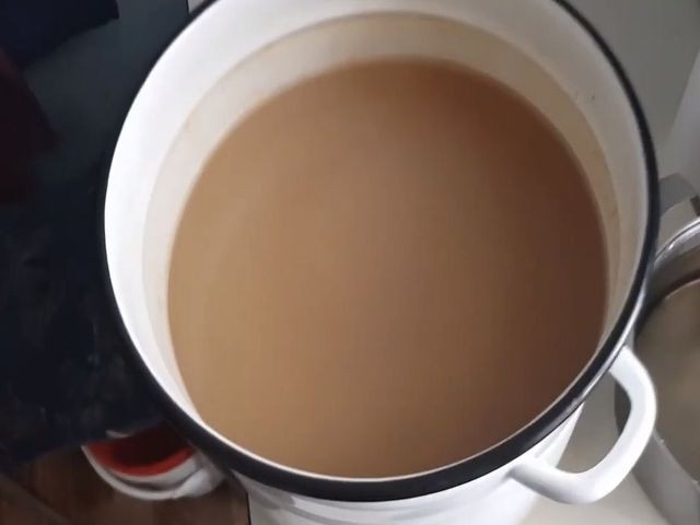 сок в кастрюле