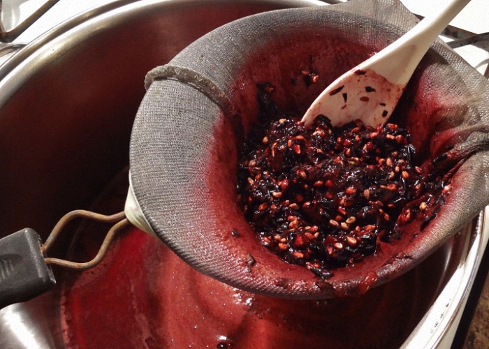 Приготовьте виноградное пюре для самогона