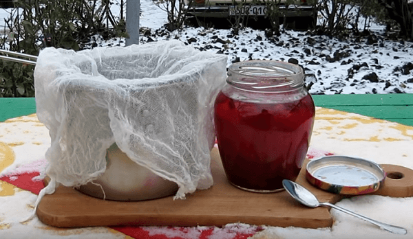 Настойку процеживаем через марлю