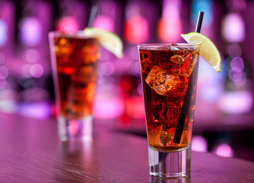 Коктейль из лонг-айлендского чая со льдом