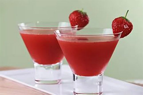 Как правильно приготовить и выпить клубничный ликер Ксю Ксю