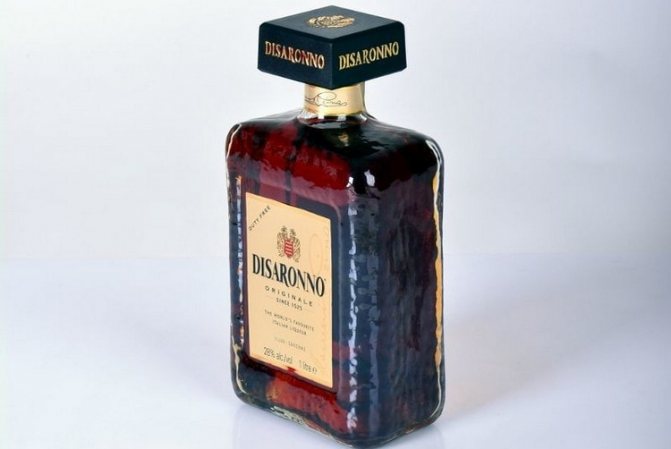 Покупая миндальный ликер, важно знать, как отличить оригинальный напиток от поддельного.