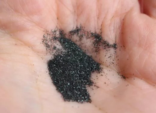 порошок на руке