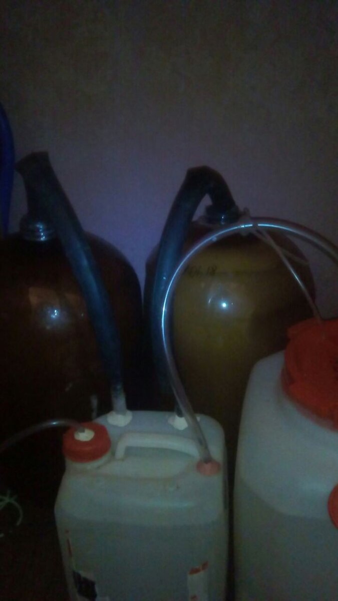 А так это смотрелось.Канистра была гидрозатвором,а выход был в вентиляию.