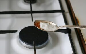 Нагревание ложки сахара на огне.