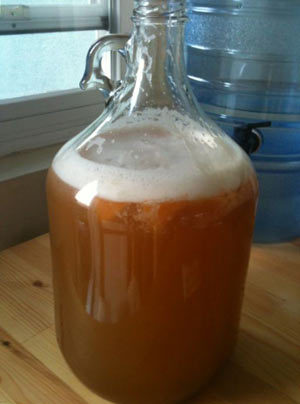 Горькая фруктовая брага продалжает выделять газ