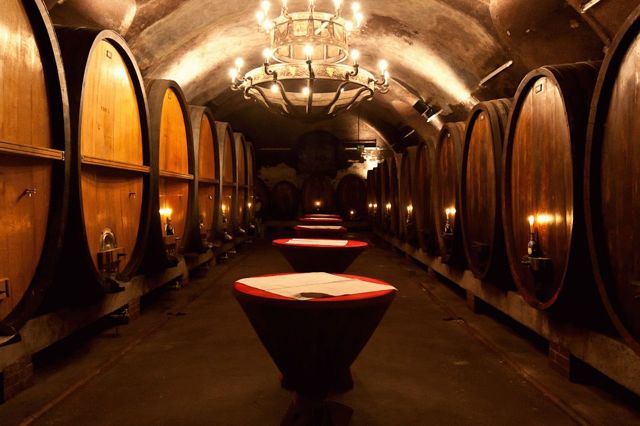 Как запонять емкости вином для хранения