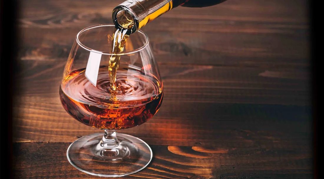 Коньяк в бокале